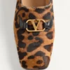 Babouches Valentino Garavani en cuir velours avec imprimé Fauve Eclat