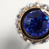 Bague signature Vlogo en métal, émail et cristaux