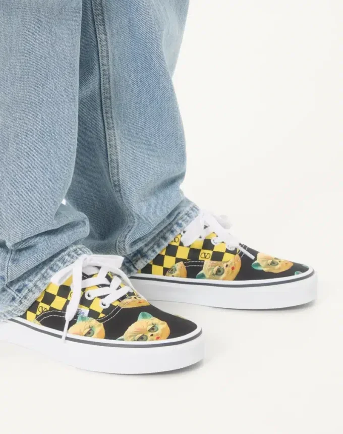 Baskets basses en tissu Valentino Garavani et Vans avec imprimé VLogo Checkerboard et imprimé Le Chat De La Maison Baskets basses en tissu Valentino Garavani et Vans avec imprimé VLogo Checkerboard et imprimé Le Chat De La Maison