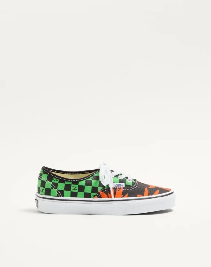 Baskets basses en tissu Valentino Garavani et Vans avec imprimé VLogo Checkerboard et imprimé Tropical Leaves Baskets basses en tissu Valentino Garavani et Vans avec imprimé VLogo Checkerboard et imprimé Tropical Leaves