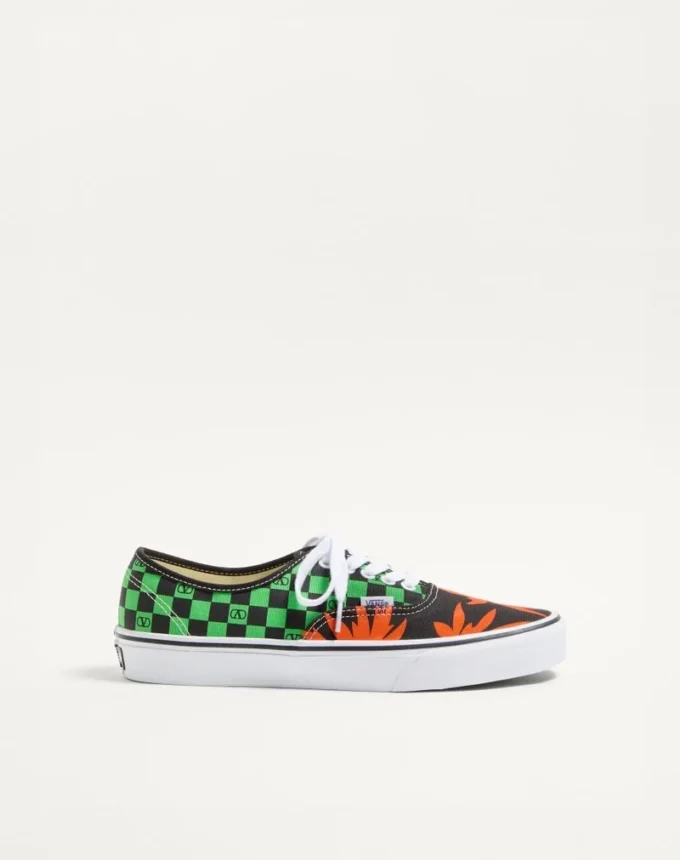 Baskets basses en tissu Valentino Garavani et Vans avec imprimé VLogo Checkerboard et imprimé Tropical Leaves Baskets basses en tissu Valentino Garavani et Vans avec imprimé VLogo Checkerboard et imprimé Tropical Leaves