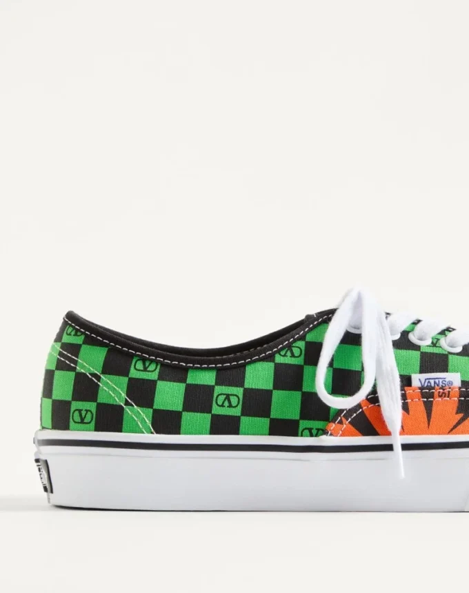 Baskets basses en tissu Valentino Garavani et Vans avec imprimé VLogo Checkerboard et imprimé Tropical Leaves Baskets basses en tissu Valentino Garavani et Vans avec imprimé VLogo Checkerboard et imprimé Tropical Leaves
