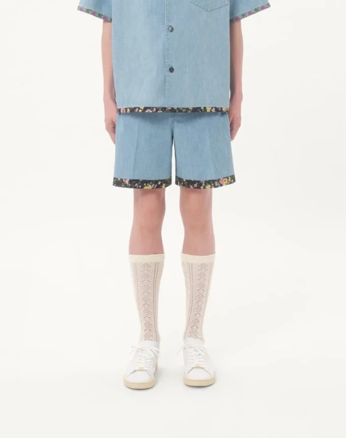 Bermuda en denim avec ourlet à imprimé floral Bermuda en denim avec ourlet à imprimé floral