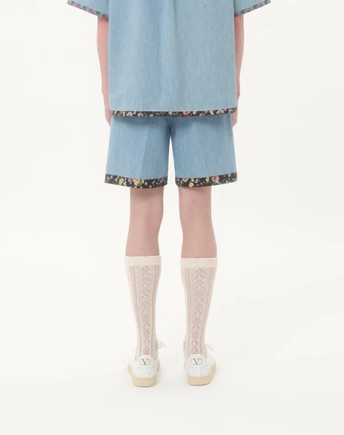 Bermuda en denim avec ourlet à imprimé floral Bermuda en denim avec ourlet à imprimé floral