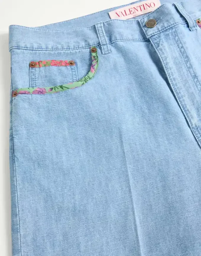 Bermuda en denim avec ourlet à imprimé floral Bermuda en denim avec ourlet à imprimé floral