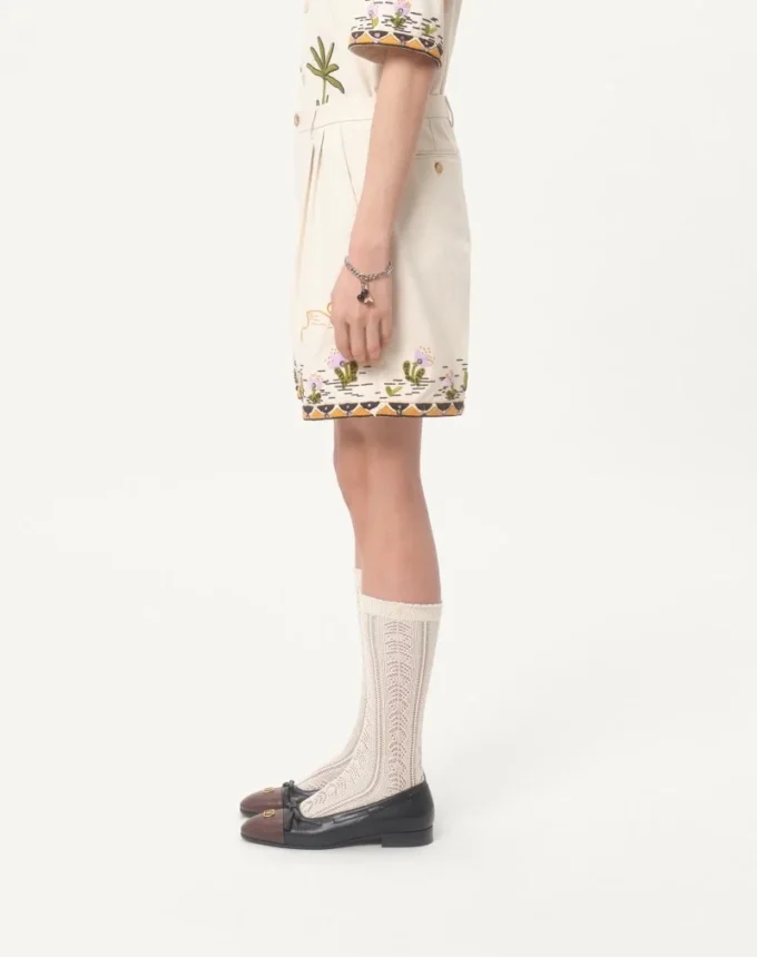Bermuda en toile de coton avec broderies florales et bordures jacquard Bermuda en toile de coton avec broderies florales et bordures jacquard