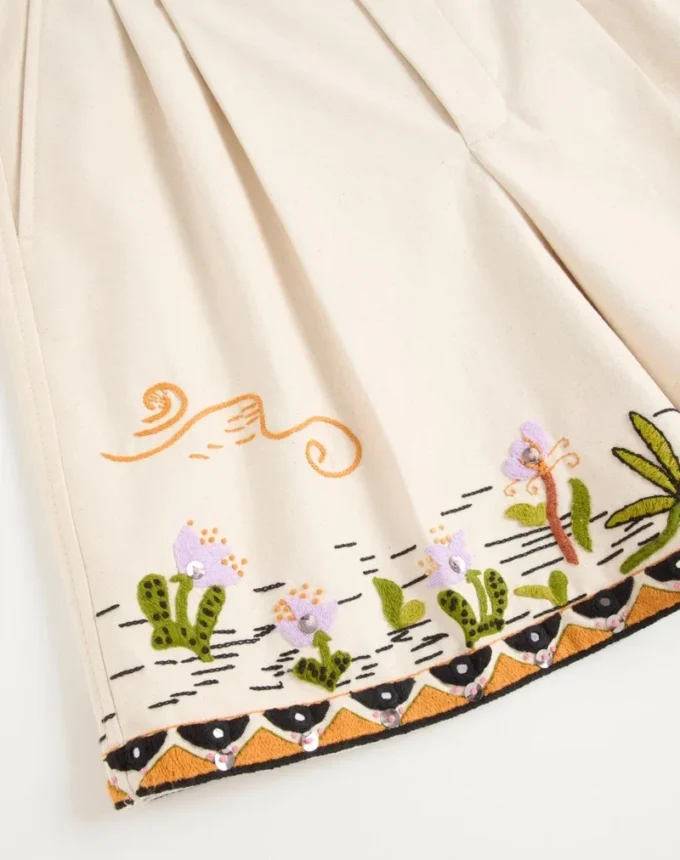 Bermuda en toile de coton avec broderies florales et bordures jacquard Bermuda en toile de coton avec broderies florales et bordures jacquard