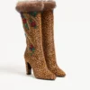 Botte Hotty en cuir de veau effet poney avec broderies florales et fourrure 100 mm Botte Hotty en cuir de veau effet poney avec broderies florales et fourrure 100 mm