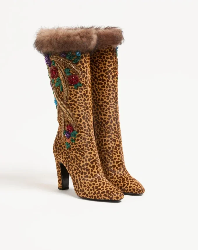 Botte Hotty en cuir de veau effet poney avec broderies florales et fourrure 100 mm Botte Hotty en cuir de veau effet poney avec broderies florales et fourrure 100 mm