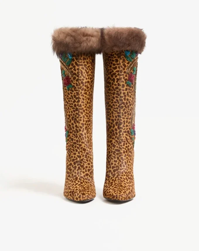 Botte Hotty en cuir de veau effet poney avec broderies florales et fourrure 100 mm Botte Hotty en cuir de veau effet poney avec broderies florales et fourrure 100 mm