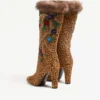 Botte Hotty en cuir de veau effet poney avec broderies florales et fourrure 100 mm Botte Hotty en cuir de veau effet poney avec broderies florales et fourrure 100 mm