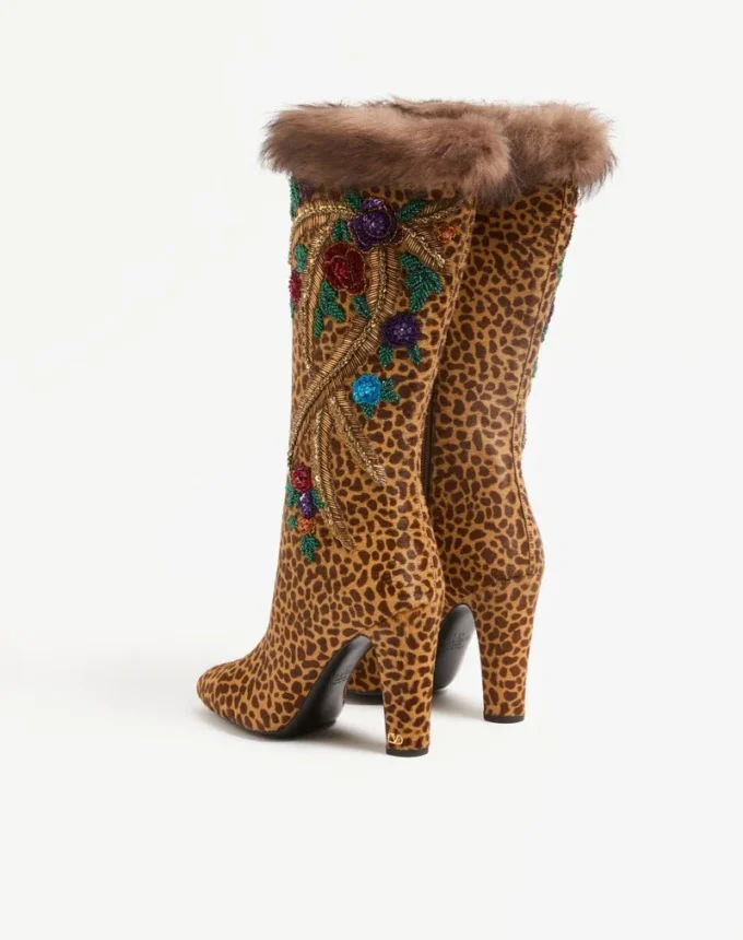 Botte Hotty en cuir de veau effet poney avec broderies florales et fourrure 100 mm Botte Hotty en cuir de veau effet poney avec broderies florales et fourrure 100 mm