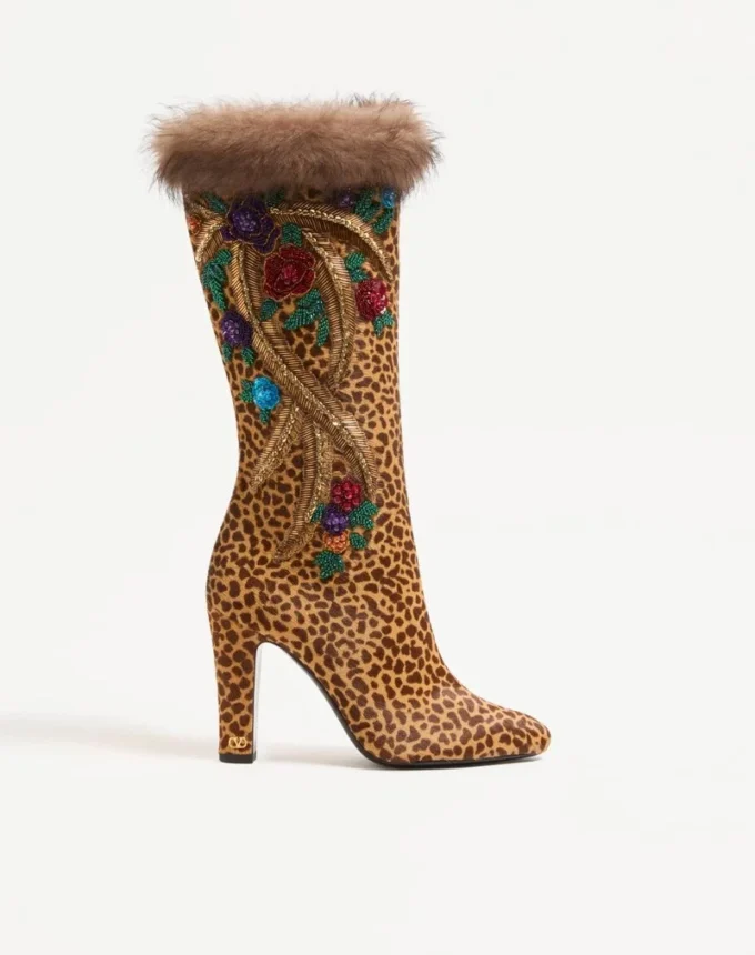 Botte Hotty en cuir de veau effet poney avec broderies florales et fourrure 100 mm Botte Hotty en cuir de veau effet poney avec broderies florales et fourrure 100 mm