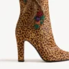 Botte Hotty en cuir de veau effet poney avec broderies florales et fourrure 100 mm Botte Hotty en cuir de veau effet poney avec broderies florales et fourrure 100 mm