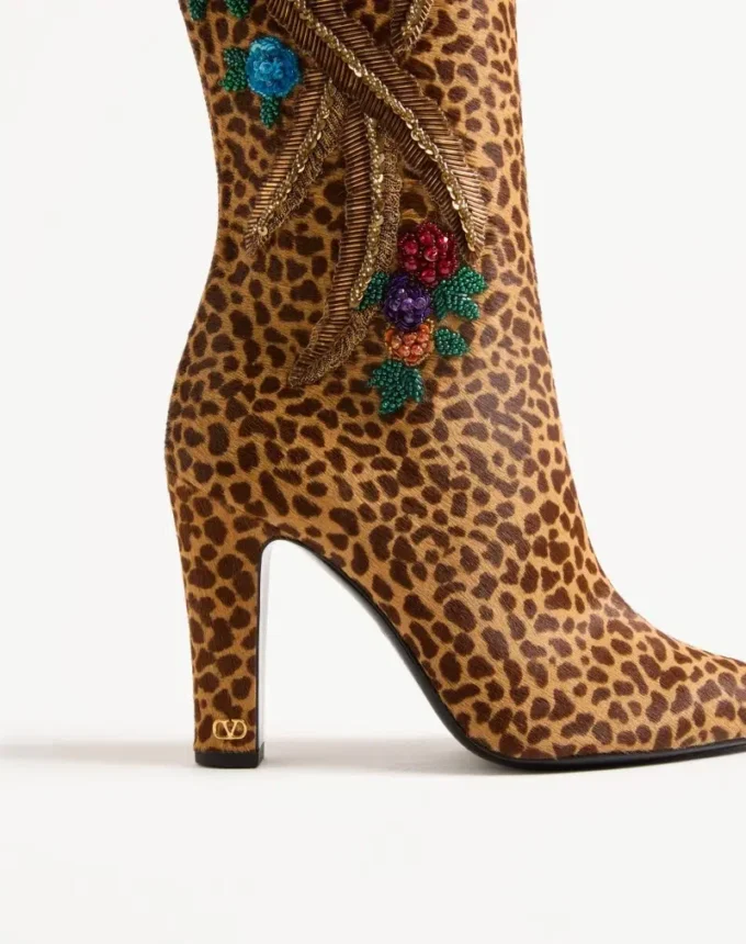 Botte Hotty en cuir de veau effet poney avec broderies florales et fourrure 100 mm Botte Hotty en cuir de veau effet poney avec broderies florales et fourrure 100 mm