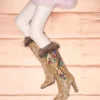 Botte Hotty en cuir de veau effet poney avec broderies florales et fourrure 100 mm Botte Hotty en cuir de veau effet poney avec broderies florales et fourrure 100 mm