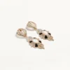 Boucles d’oreilles Pas Plus en métal, résine, émail et cristaux Swarovski® Boucles d’oreilles Pas Plus en métal, résine, émail et cristaux Swarovski®
