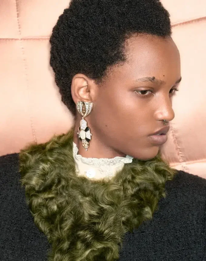 Boucles d’oreilles Pas Plus en métal, résine, émail et cristaux Swarovski® Boucles d’oreilles Pas Plus en métal, résine, émail et cristaux Swarovski®