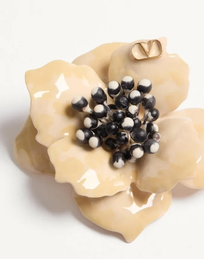 Broche Fleur Lumineuse en métal, émail et tissu Broche Fleur Lumineuse en métal, émail et tissu
