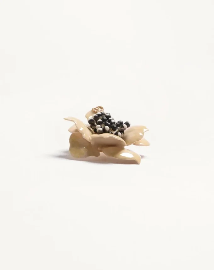 Broche Fleur Lumineuse en métal, émail et tissu Broche Fleur Lumineuse en métal, émail et tissu