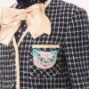Broche Le Chat De La Maison en tissu jacquard avec broderie de perles en résine Broche Le Chat De La Maison en tissu jacquard avec broderie de perles en résine