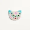 Broche Le Chat De La Maison en tissu jacquard avec broderie de perles en résine Broche Le Chat De La Maison en tissu jacquard avec broderie de perles en résine