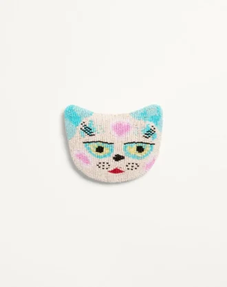 Broche Le Chat De La Maison en tissu jacquard avec broderie de perles en résine