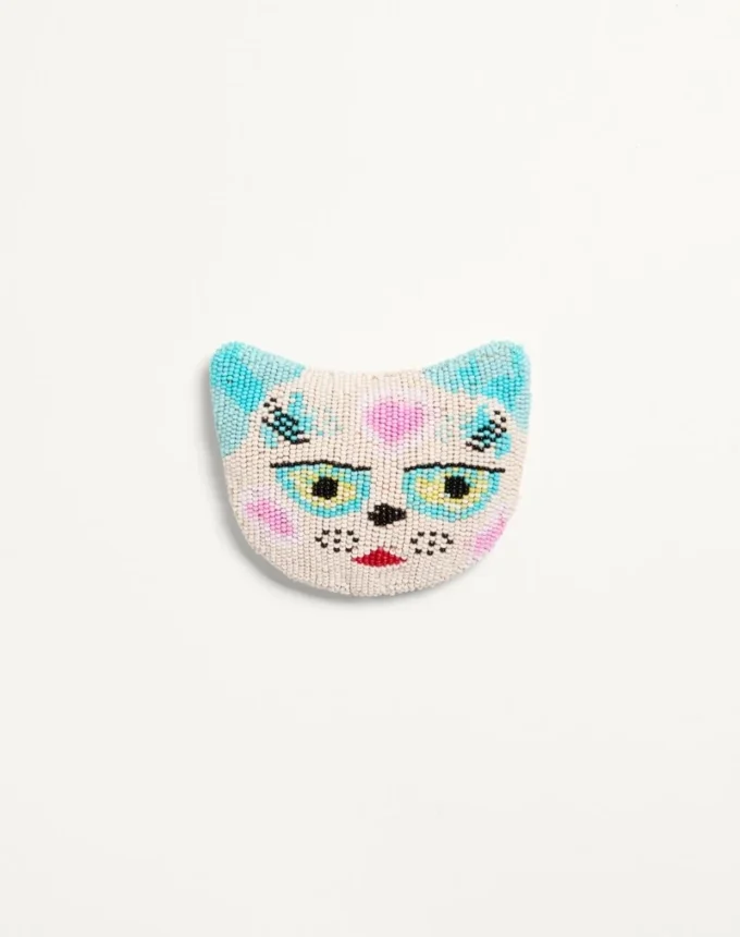 Broche Le Chat De La Maison en tissu jacquard avec broderie de perles en résine Broche Le Chat De La Maison en tissu jacquard avec broderie de perles en résine