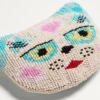 Broche Le Chat De La Maison en tissu jacquard avec broderie de perles en résine Broche Le Chat De La Maison en tissu jacquard avec broderie de perles en résine
