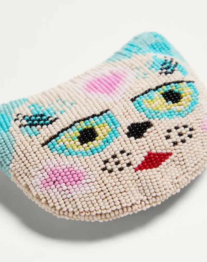 Broche Le Chat De La Maison en tissu jacquard avec broderie de perles en résine Broche Le Chat De La Maison en tissu jacquard avec broderie de perles en résine