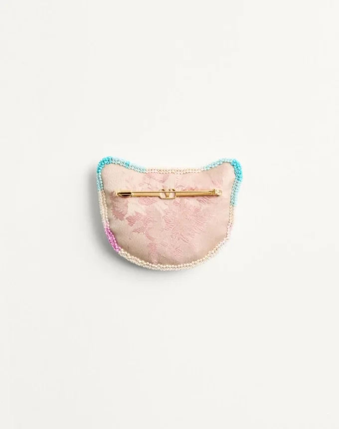 Broche Le Chat De La Maison en tissu jacquard avec broderie de perles en résine Broche Le Chat De La Maison en tissu jacquard avec broderie de perles en résine