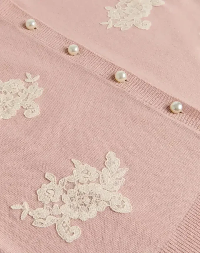 Cardigan brodé avec empiècements en dentelle Cardigan brodé avec empiècements en dentelle