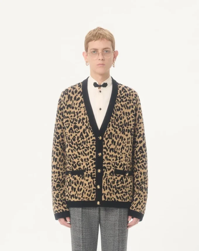 Cardigan en laine Valentino avec imprimé animalier Fauve Eclat Jacquard Cardigan en laine Valentino avec imprimé animalier Fauve Eclat Jacquard