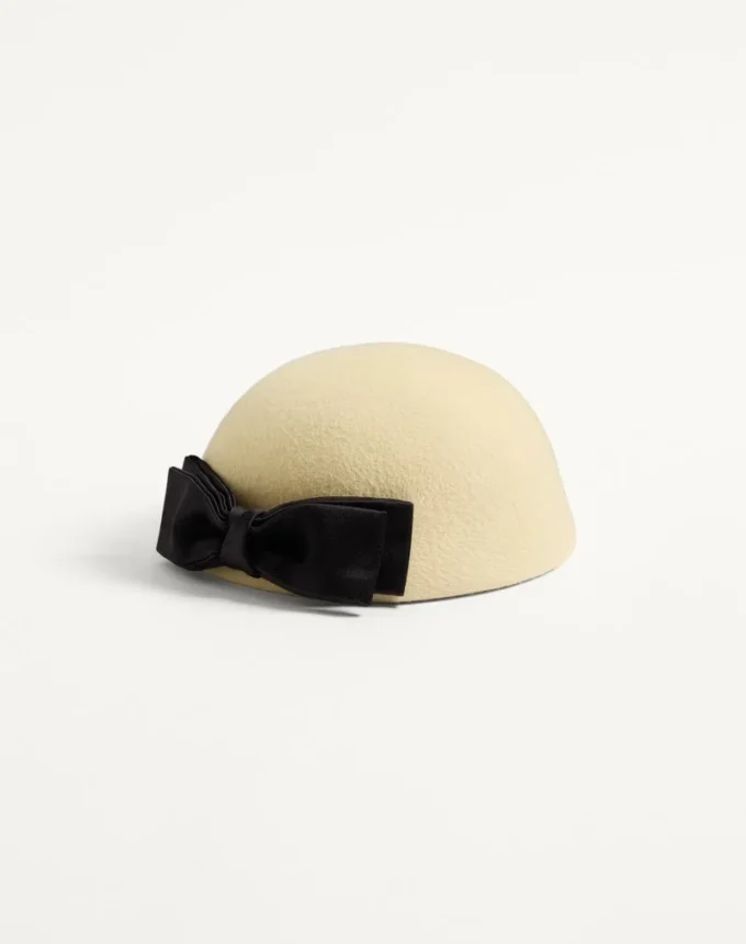 Chapeau Signature Vlogo en tissu Lapin avec nœud en satin Chapeau Signature Vlogo en tissu Lapin avec nœud en satin