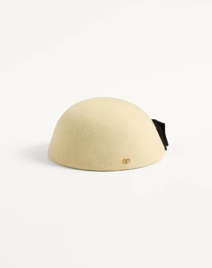 Chapeau Signature Vlogo en tissu Lapin avec nœud en satin Chapeau Signature Vlogo en tissu Lapin avec nœud en satin