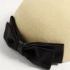 Chapeau Signature Vlogo en tissu Lapin avec nœud en satin Chapeau Signature Vlogo en tissu Lapin avec nœud en satin
