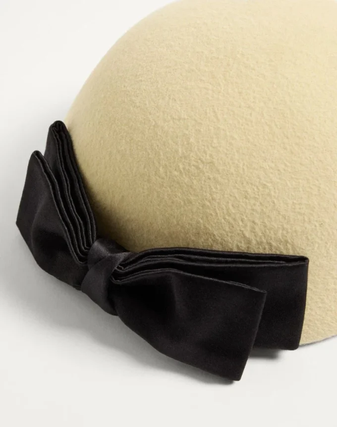Chapeau Signature Vlogo en tissu Lapin avec nœud en satin Chapeau Signature Vlogo en tissu Lapin avec nœud en satin