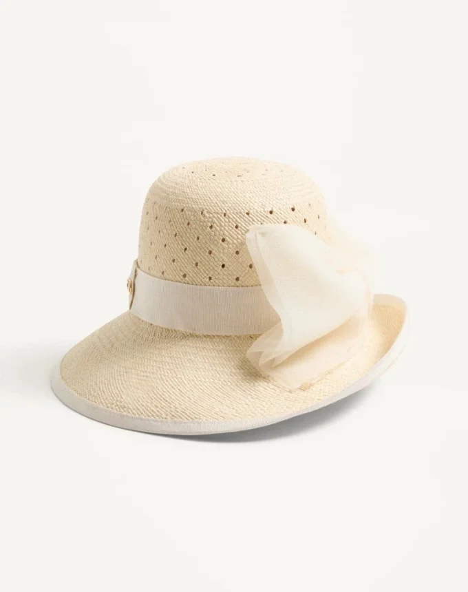 Chapeau Vlogo Signature en panama perforé avec nœud en organza Chapeau Vlogo Signature en panama perforé avec nœud en organza