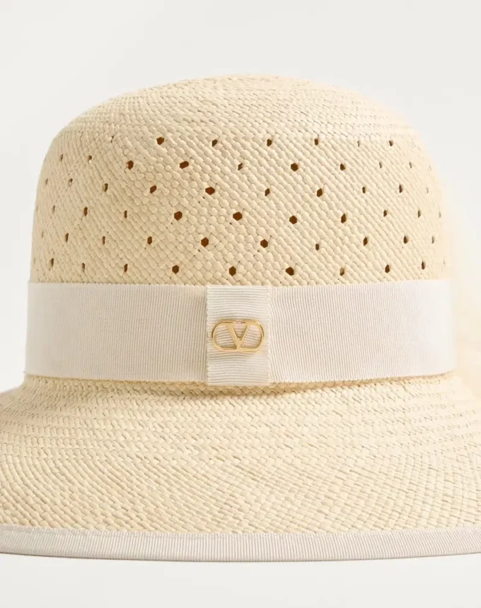 Chapeau Vlogo Signature en panama perforé avec nœud en organza Chapeau Vlogo Signature en panama perforé avec nœud en organza