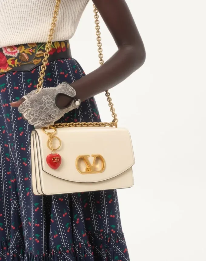 Charm pour sac Coeur Royal avec porte-clés en métal et émail Charm pour sac Coeur Royal avec porte-clés en métal et émail