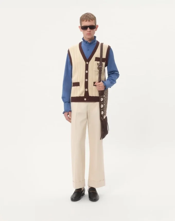 Chemise en popeline de coton avec plastron et volants Chemise en popeline de coton avec plastron et volants