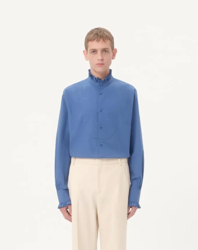 Chemise en popeline de coton avec plastron et volants Chemise en popeline de coton avec plastron et volants
