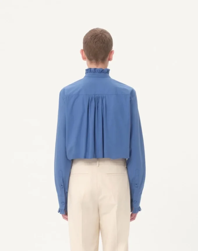 Chemise en popeline de coton avec plastron et volants Chemise en popeline de coton avec plastron et volants