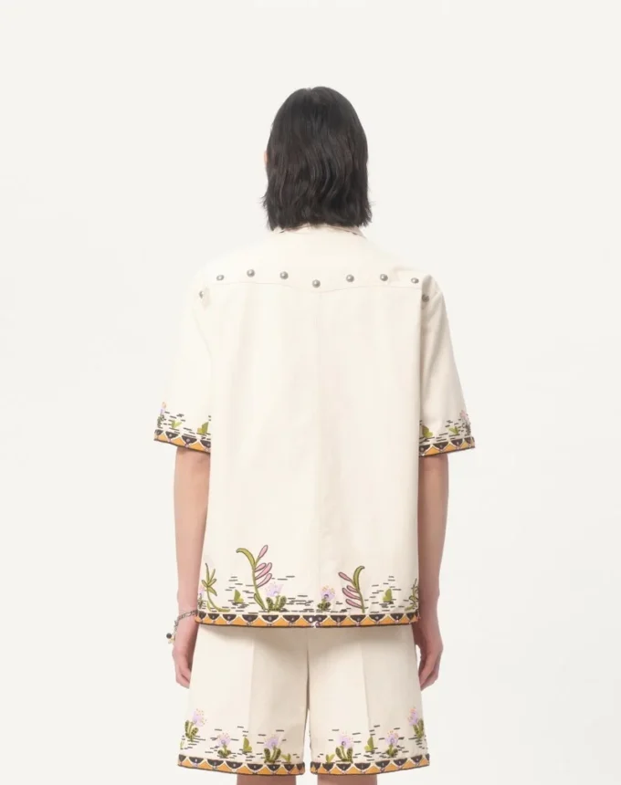 Chemise en toile de coton avec broderies florales Chemise en toile de coton avec broderies florales