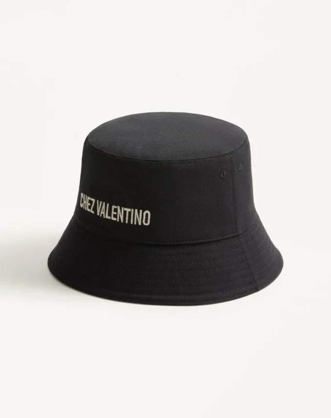 Chez Valentino Bonnet en coton avec broderie