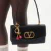 Chez Valentino Charm pour sac en métal et émail avec porte-clés Chez Valentino Charm pour sac en métal et émail avec porte-clés