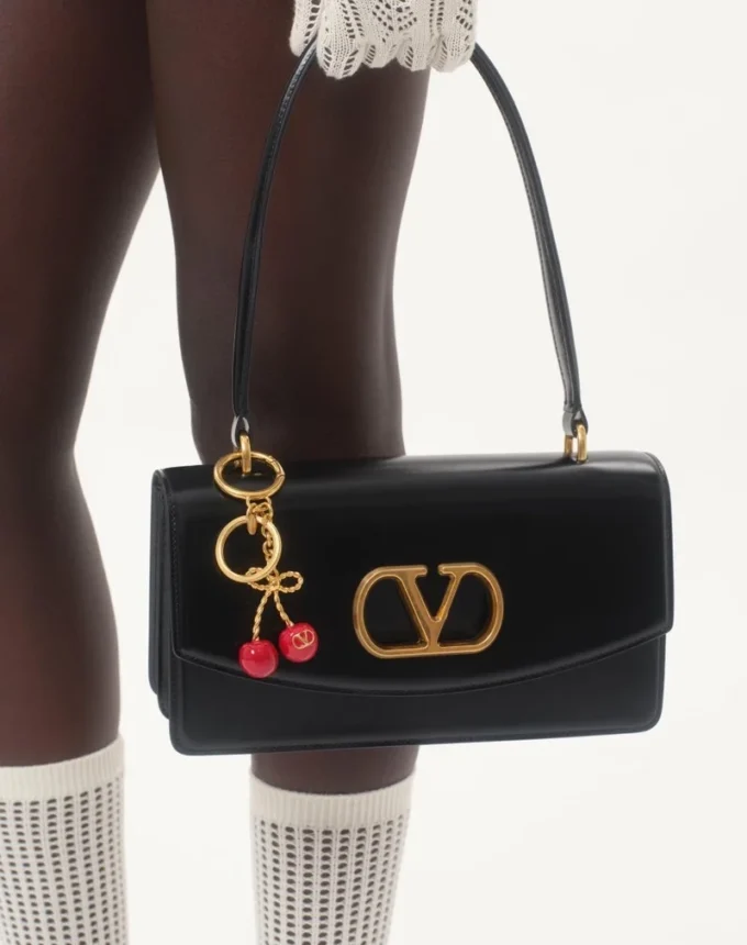 Chez Valentino Charm pour sac en métal et émail avec porte-clés Chez Valentino Charm pour sac en métal et émail avec porte-clés