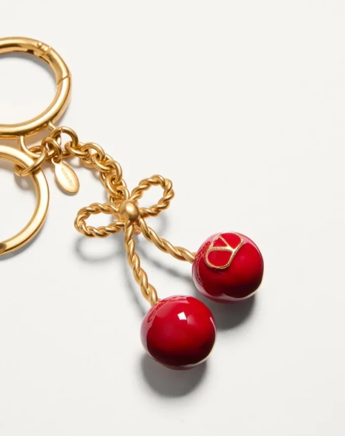 Chez Valentino Charm pour sac en métal et émail avec porte-clés Chez Valentino Charm pour sac en métal et émail avec porte-clés