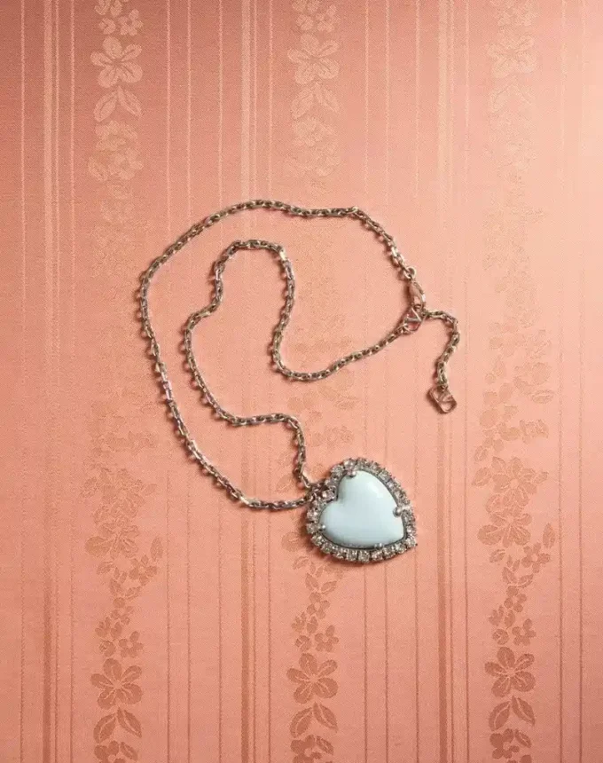 Collier Coeur Hyperbole en métal, résine et cristaux Swarovski® Collier Coeur Hyperbole en métal, résine et cristaux Swarovski®