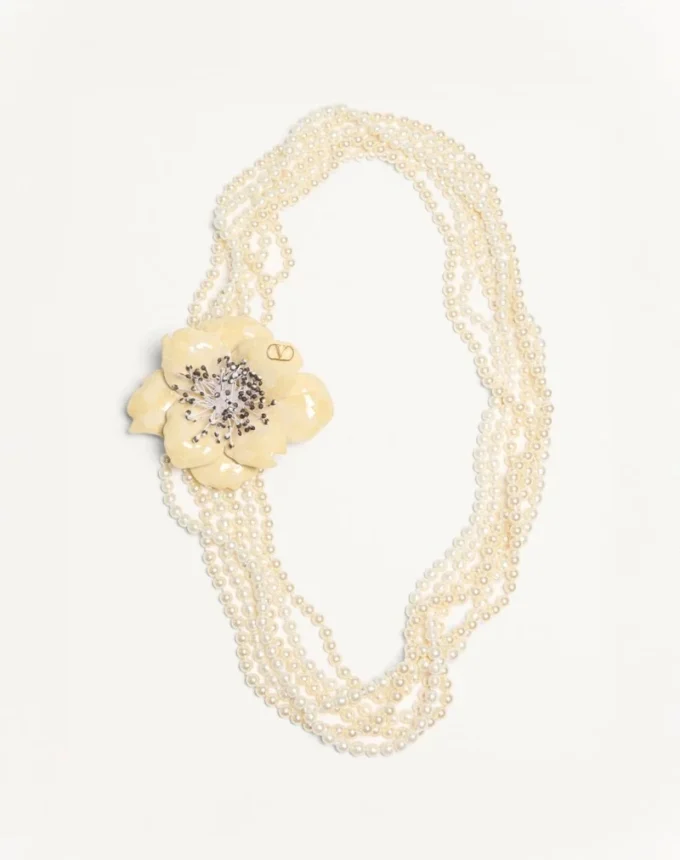 Collier Fleur Lumineuse en métal, émail, perles et tissu Collier Fleur Lumineuse en métal, émail, perles et tissu